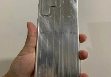 Так Galaxy S22 Ultra будет лежать в руке. Алюминиевый макет нового флагмана Samsung показали на фото и видео