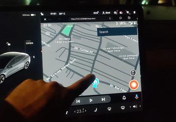 На машинах Tesla наконец-то можно запустить Android Auto. Правда, обходным путём