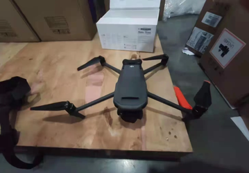 DJI Mavic 3 уже появился в магазинах: новый дрон наконец засняли вживую в руках пользователя