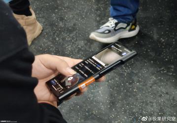 Работающий флагман Xiaomi 12 впервые сфотографировали в руках пользователя