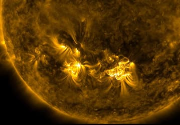 «Солнце околдовало нас как раз к Хэллоуину»: NASA опубликовало завораживающее видео мощных солнечных вспышек