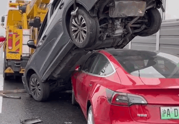 Автопилот Tesla вызвал ДТП с неожиданным финалом: другой автомобиль «оседлал» Model 3