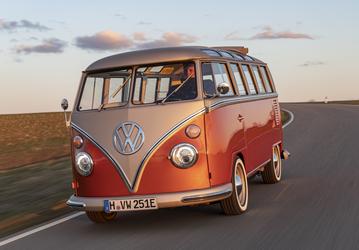 Возвращение легенды. Volkswagen воскрешает классический минивэн T1 и добавляет электропривод