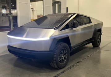 Живое фото предсерийной версии Tesla Cybertruck