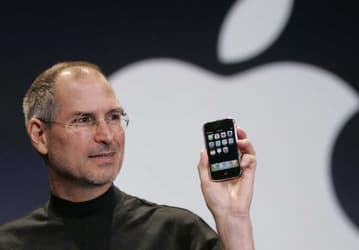 В этот день в 2007 году Стив Джобс представил телефон, изменивший мир. iPhone исполнилось 15 лет