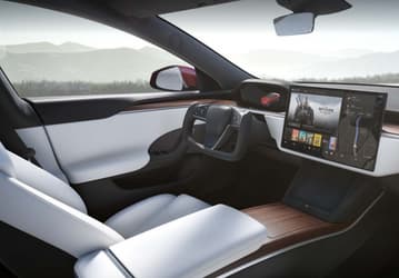 Энтузиаст добавил в Tesla поддержку CarPlay
