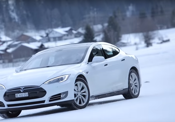 Это уже ближе к нашей зиме: старенькую Tesla Model S проверили при температуре от –30 до –35 °С