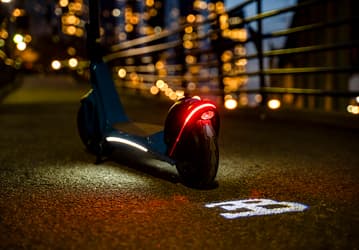 Это первый электрический Bugatti, и он может разгоняться до 30 км/ч. Компания представила электросамокат