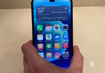 Так может выглядеть iPhone 14 с новым вырезом вживую. На фото показан уже выпущенный смартфон