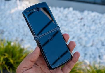 Snapdragon 8 Gen 1, AMOLED 120 Гц без складки, 12/512 ГБ, NFC, UWB. Motorola Razr 3 рассекречен
