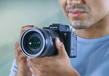 33 Мп и запись 10-битного видео 4К 60 к/с. Беззеркальную камеру Sony Alpha 7 IV теперь можно заказать в России