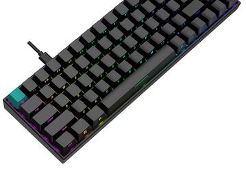 Надписи на колпачках механической клавиатуры DeepCool KG722 форма-фактора 65% находятся не сверху, а спереди