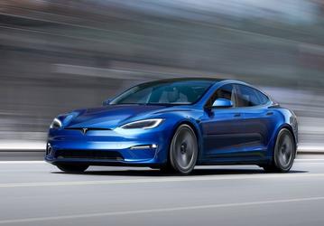 Tesla Model S на автопилоте проехала на красный сигнал светофора: водитель обвиняется в двойном убийстве