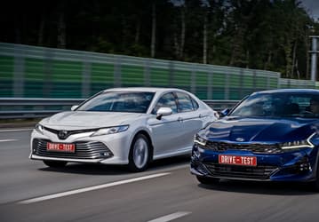 На финишной прямой Toyota Camry с трудом вырвала победу у Kia K5 в России