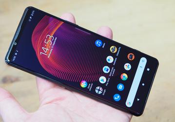 Представленный в апреле смартфон Sony Xperia 5 III всё ещё не вышел в России, но его уже можно купить в США чуть дешевле