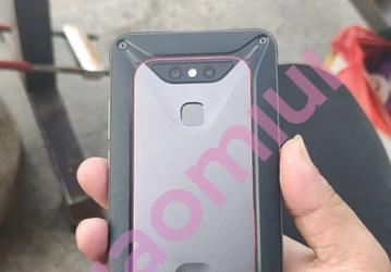 Таким должен был быть первый смартфон Poco с защитой IP68. Живые фото Poco X1
