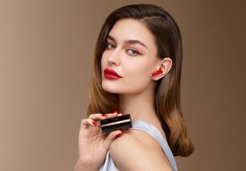 Фэшн-наушники с активным шумоподавлением Huawei FreeBuds Lipstick прибыли в Россию — в стиле губной помады и в ароматизированной коробке