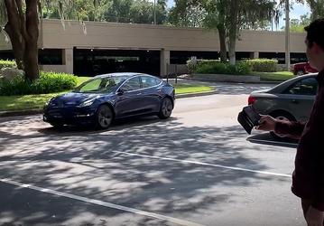 Автомобили Tesla скоро смогут высадить вас у входа и самостоятельно припарковаться: подробности о функции Reverse Summon