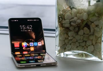 Покупателям Huawei P50 Pocket в России дарят умные часы Huawei Watch 3 Pro и расширенную гарантию Huawei Care