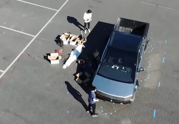 Tesla Cybertruck показали вживую на видео