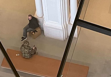 Вооруженный мужчина взял в заложники посетителей Apple Store, его сбили на бронированной полицейской BMW X5