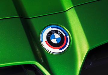 В России появятся «юбилейные» BMW с легендарным логотипом и расширенным оснащением