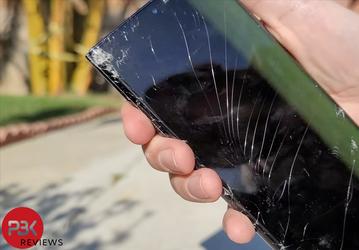 Galaxy S22 Ultra оказался совсем не таким прочным, как iPhone 13 Pro. Несколько падений с метровой высоты — весь экран в трещинах и разбитые объективы камеры