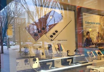 Samsung перестала скрывать Galaxy S22 Ultra. Сама компания и её партнёры делятся официальными постерами за несколько дней до анонса