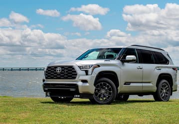 В России начали продавать огромный внедорожник Toyota Sequoia. Он доступен в единственной версии с силовой установкой мощностью 437 л.с.