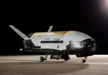 Американский космоплан Boeing X-37B вернулся на Землю спустя 908 суток пребывания на орбите. И это рекорд