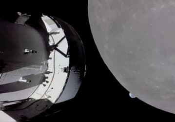 Космический корабль Orion успешно облетел вокруг Луны на расстоянии всего около 130 км от поверхности