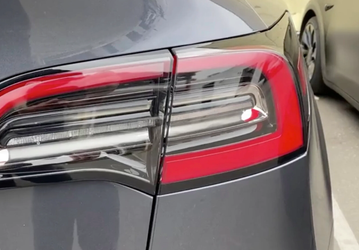 Tesla отзывает сотни тысяч машин: у них могут не включаться задние фонари