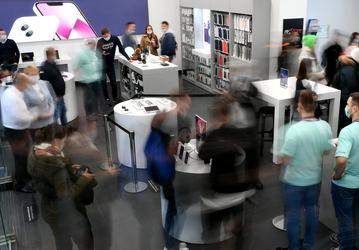 Российские магазины закрывают бренд-зоны компании Apple. Её заменяют китайскими брендами
