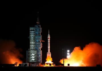 Китай запустил космический корабль «Шэньчжоу-15» с тремя тайконавтами на борту