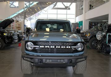 310 л.с., V6, полный привод, впечатляющие внедорожные возможности и легендарный бренд. Российские дилеры начали продавать новый Ford Bronco