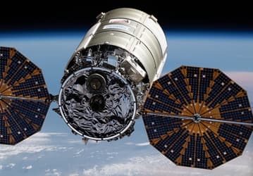 Летящий к МКС корабль Cygnus успешно раскрыл одну солнечную батарею. А вот вторая не сработала