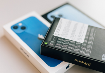 Мужчина купил 300 смартфонов iPhone 13, но на выходе из магазина Apple его ограбили и забрали почти половину