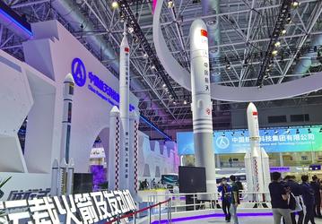 Китай показал на авиасалоне в Чжухае новое поколение сверхтяжёлой ракеты для лунной программы. Её высота — с 30-этажный дом
