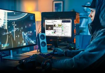ASRock представила экран, который можно закрепить прямо на боковой панели системного блока