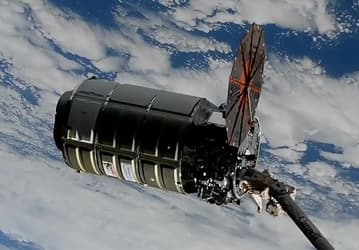 Всё обошлось: несмотря на проблему с солнечной панелью, Cygnus захвачен рукой-манипулятором МКС