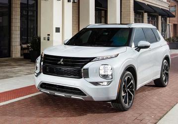 Новый Mitsubishi Outlander, поставляемый в Россию из ОАЭ, подешевел. За автомобиль с двигателем 2,5 л и передним приводом просят 3,45 млн рублей