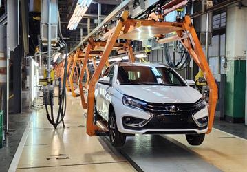 АвтоВАЗ показал, как первая тестовая Lada Vesta NG сходит с конвейера