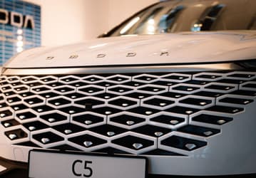 Chery вновь попала в яблочко. Россиянам уже выдали 100 кроссоверов Omoda C5, до конца ноября планируют выдать ещё около 1000 авто