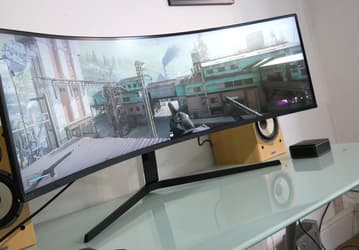 Samsung готовит первый в мире сверхширокоформатный монитор 8K