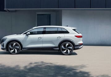 В России начались продажи электрического кроссовера Audi Q5 e-tron. Названы цены