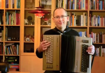 Инженер из Швеции собрал «коммордион» — аккордеон из двух Commodore 64 и множества дискет
