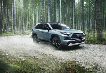 В Казахстане нашли, чем заменить Toyota RAV4 российской сборки. Более мощные кроссоверы везут прямо из Японии
