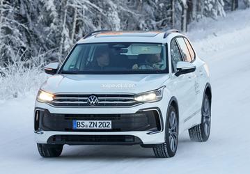 Совершенно новый Volkswagen Tiguan 2024 засняли без камуфляжа во время зимних тестов