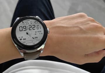 «Странные» умные часы Huawei Watch Buds позируют на новых живых фото. Корпус вовсе не кажется толстым