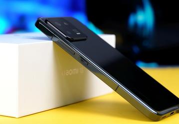 Чёрный Xiaomi 13 впервые показали со всех сторон на качественных фотографиях. В комплекте есть зарядное устройство
